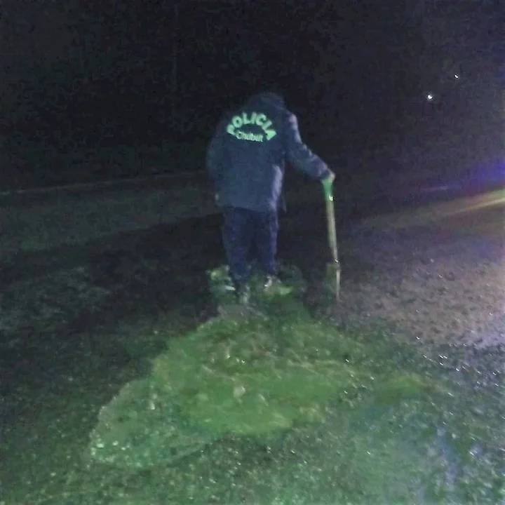 Tras un incidente vial, Policías taparon baches en un sector de la Ruta 40
