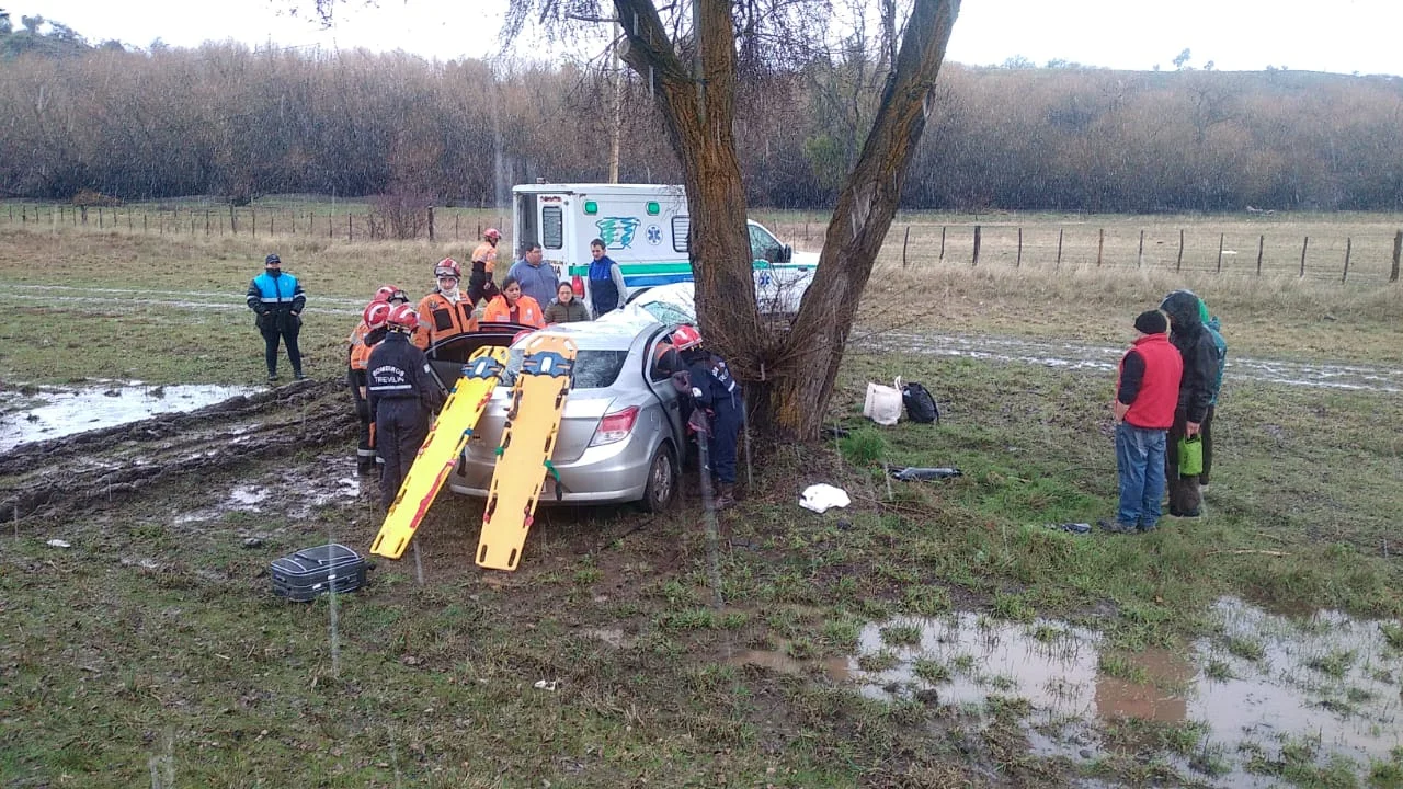 Accidente en La Calera: Auto pierde control y queda fuera de la ruta