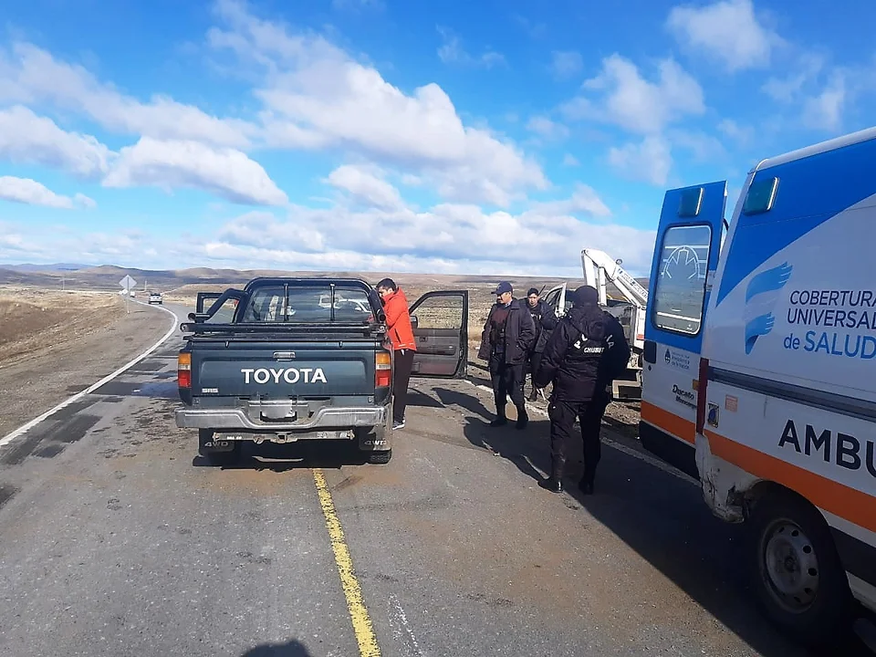 Choque entre una camioneta y un camión de Vialidad Provincial con lesionados