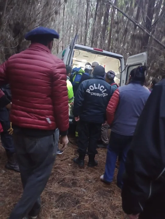 Rescataron al hombre que se cayó desde un risco en Epuyén
