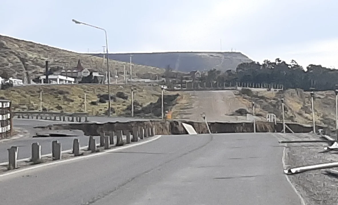 Impactante: Se desmoronó parte de la Ruta 3 en Comodoro y quedó dividida en dos
