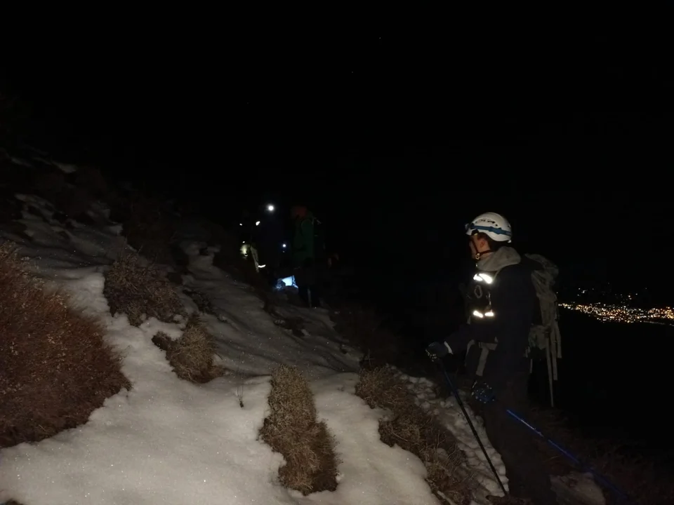 Rescatan a una pareja que estuvo 8 horas en una montaña de la Cordillera (Foto: Noticias de la Comarca)