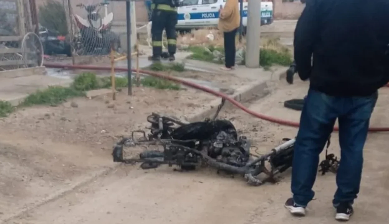 Tragedia en Comodoro: Un joven muere tras explotar la moto que estaba reparando (Foto: ADN sur)
