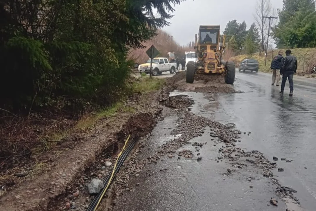 A causa del temporal desbordó un arroyo y rompió un sector de la ruta provincial 45