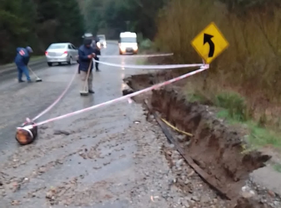 A causa del temporal desbordó un arroyo y rompió un sector de la ruta provincial 45