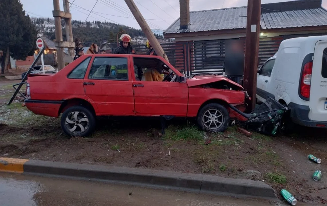 Chocó contra un poste de luz y quedó atrapado en el auto
