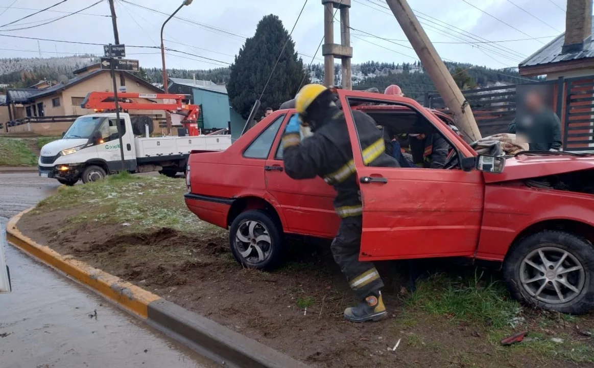 Chocó contra un poste de luz y quedó atrapado en el auto