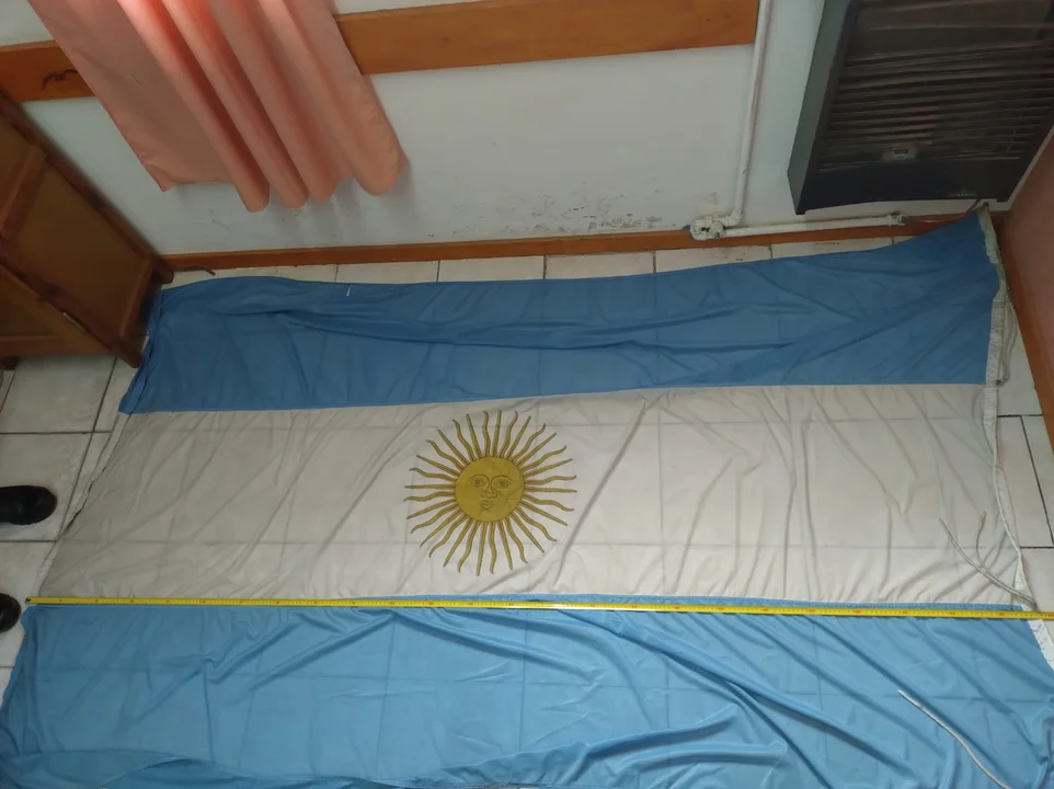 Una mujer devolvió la bandera que su hijo sustrajo del edificio histórico municipal