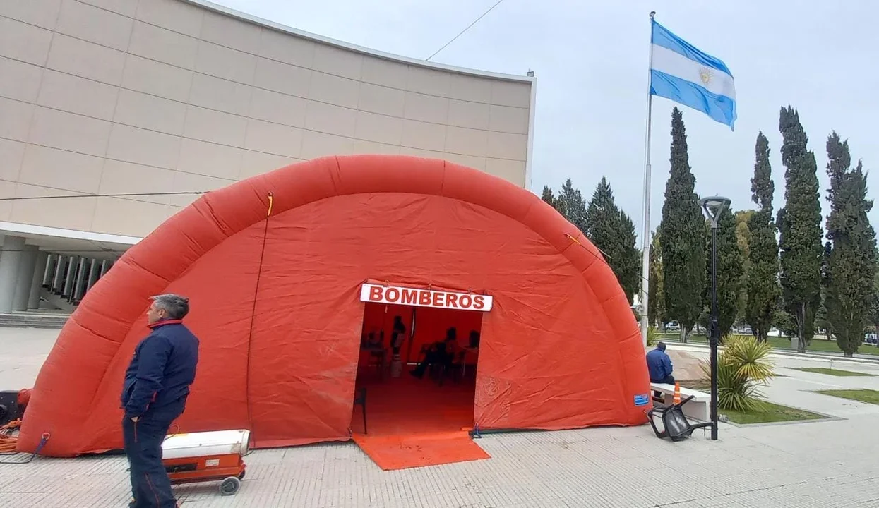 Bomberos realizan vigilia en la Legislatura a la espera de que este jueves se trate la Ley (Foto: ADNSUR)