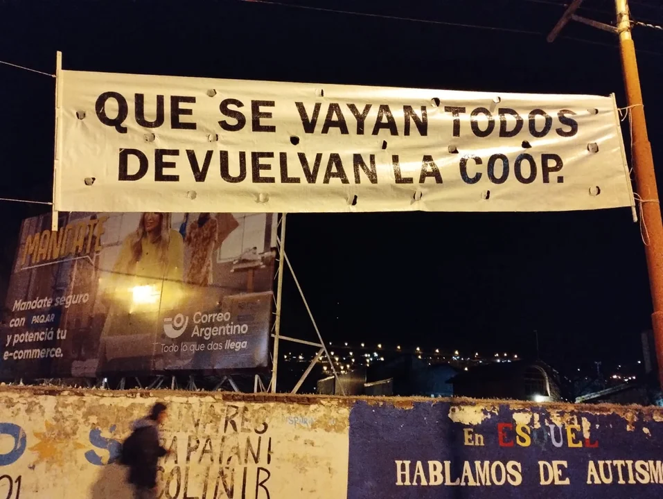 Colgaron carteles frente a la Cooperativa con la frase "que se vayan todos"