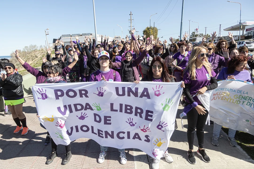 Exitosa caminata por una vida sin violencias en el Paseo Costero de Comodoro