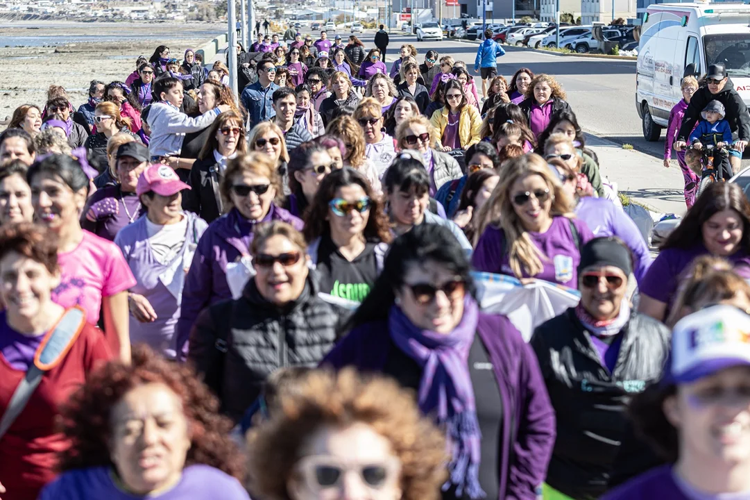 Un centenar de mujeres participó de la caminata para visibilizar la violencia de género