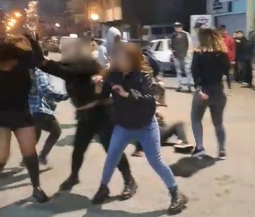 Una pelea entre mujeres a la salida de un local bailable terminó con dos lesionadas (Foto: captura video)