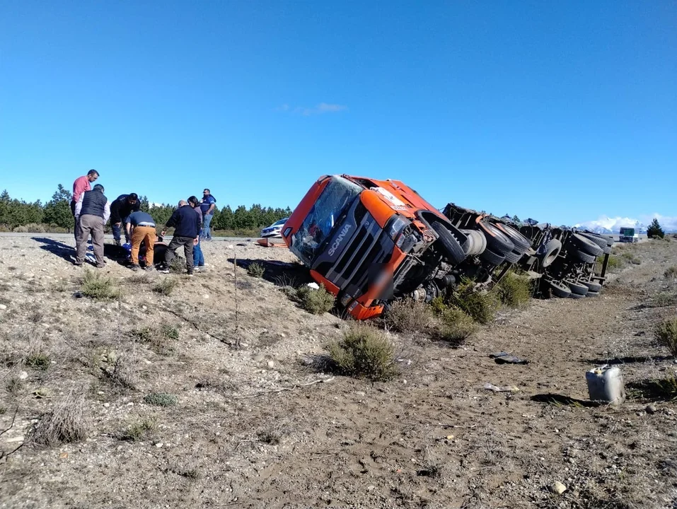 Camión chileno volcó por evitar un choque con otro vehículo que venía de frente