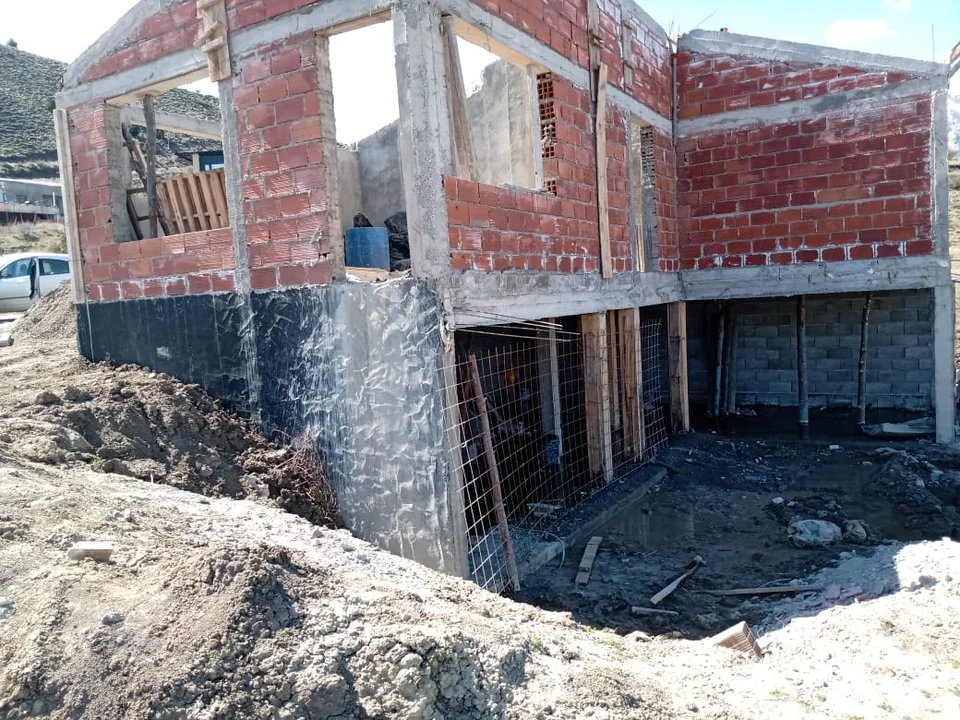 Robaron bolsas de cemento de una obra en construcción 