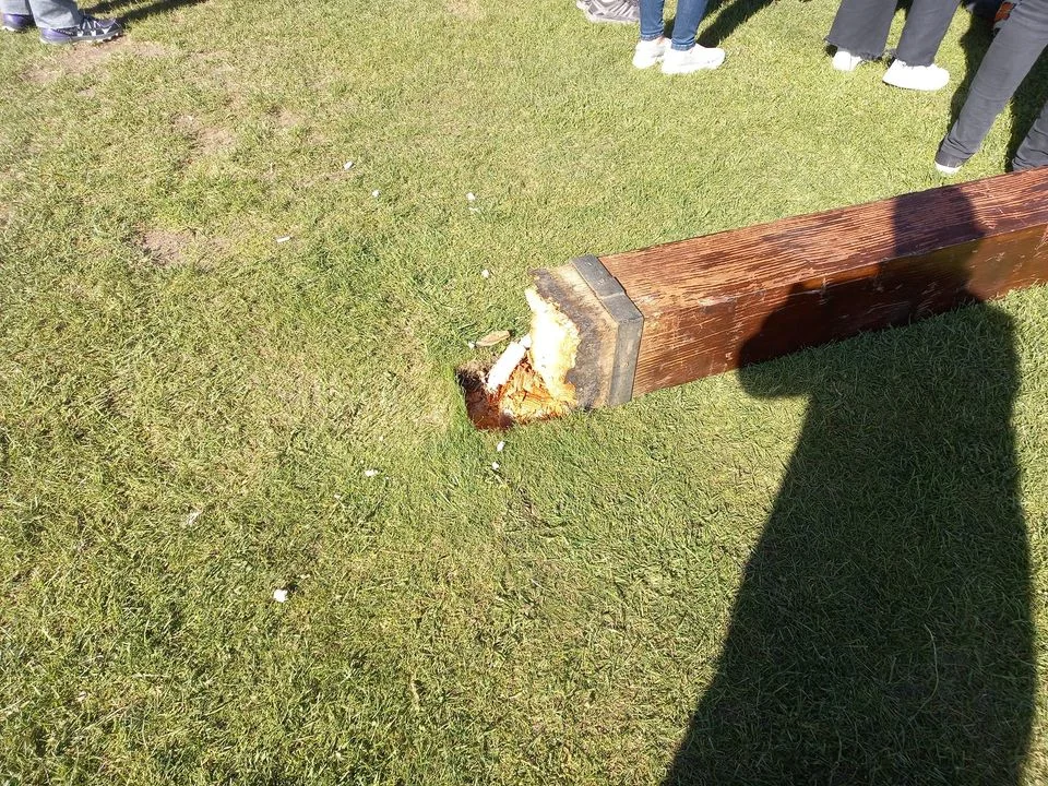Una de las luminarias se quebró en su base, cayó y golpeó en la cabeza a una persona (Foto: Facebook de Pablo Marcelo Arroyo)