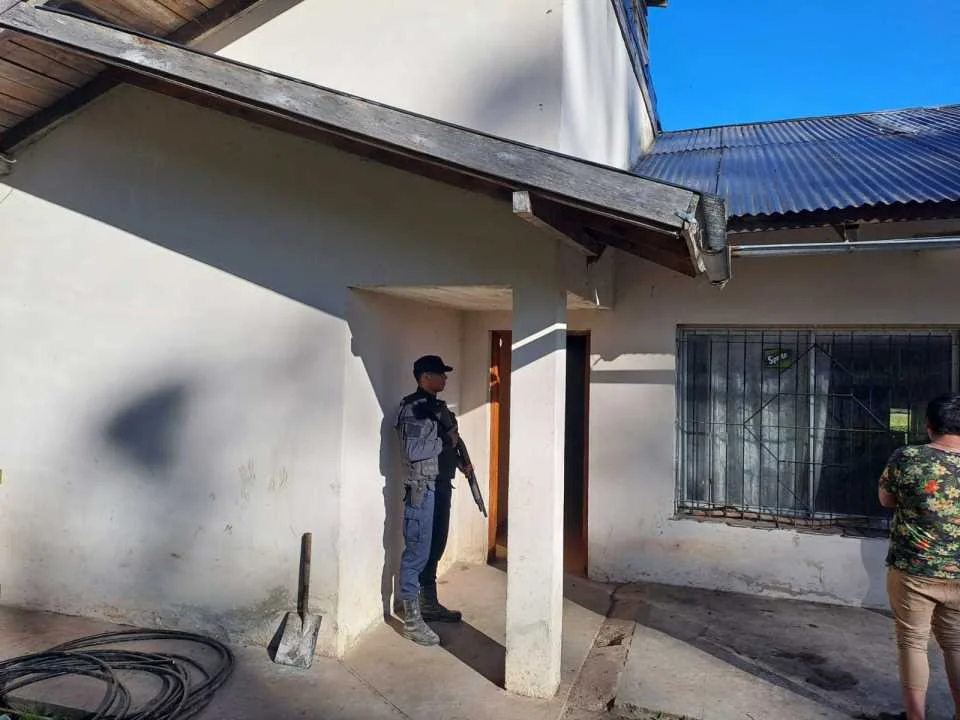 Violento robo: Se levantó al baño y encontró a dos ladrones en su vivienda