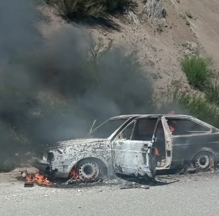 Se incendió un automóvil que circulaba por la Ruta 40 (Foto: InfoChucao)