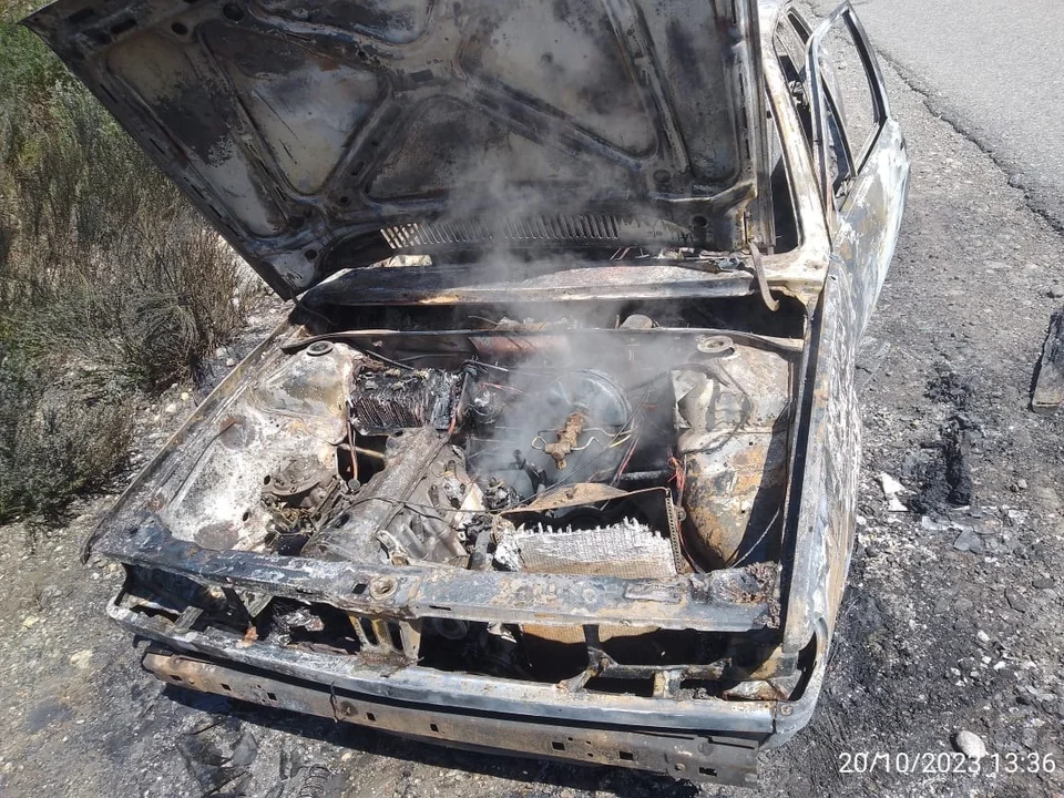 Los ocupantes del automóvil pudieron salir rápidamente y no sufrieron lesiones (Foto: InfoChucao)