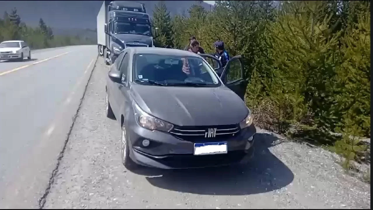 Un camión hizo una mala maniobra y chocó a un automóvil en la Ruta 40 (Foto: InfoChucao)