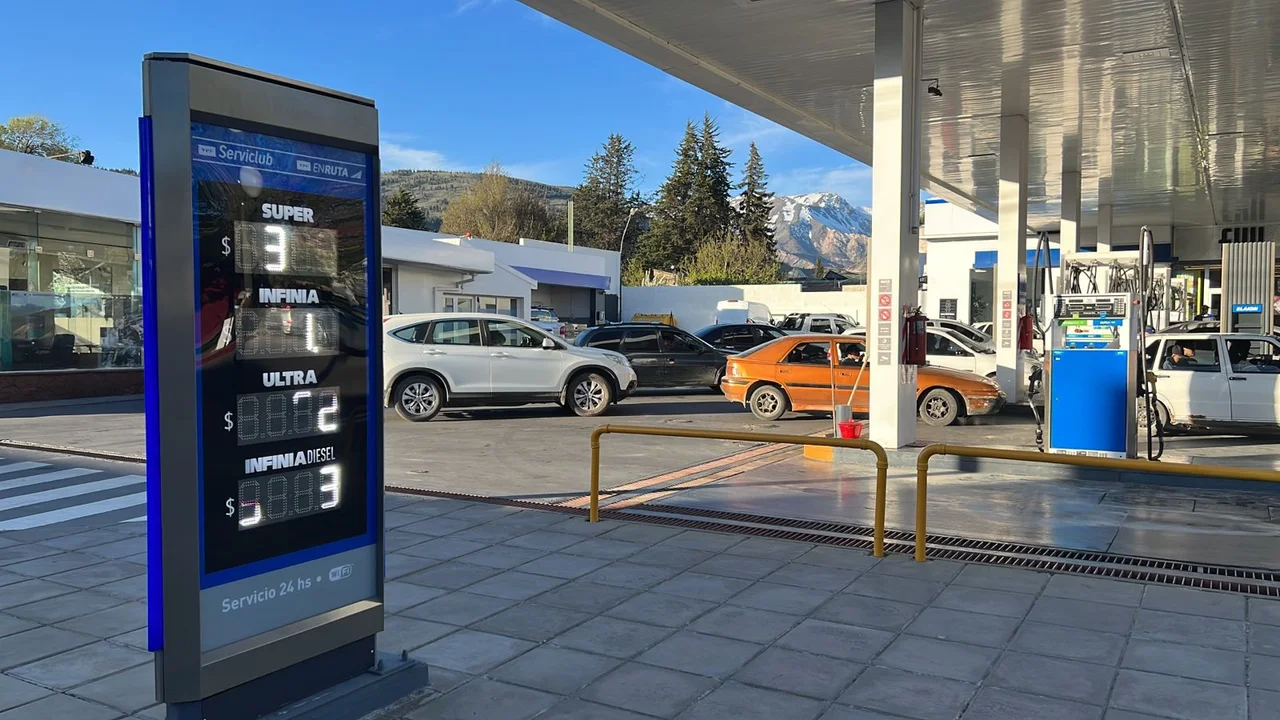 Previo a las elecciones volvieron las largas filas para cargar combustible Esquel