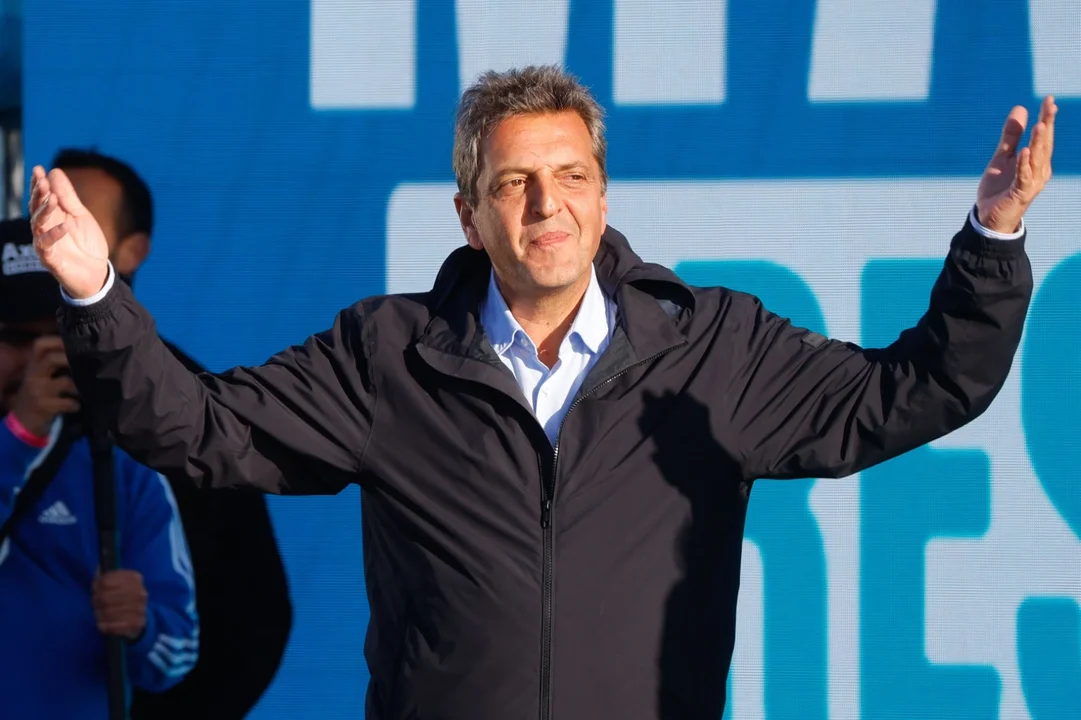 Optimismo en el búnker de Massa: celebra y proyecta el ballotage con Milei (Foto: InfoBAE)