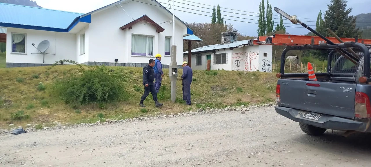 Se "colgaron" de la luz de un Centro de Salud, generaron un corte y echaron a perder las vacunas
