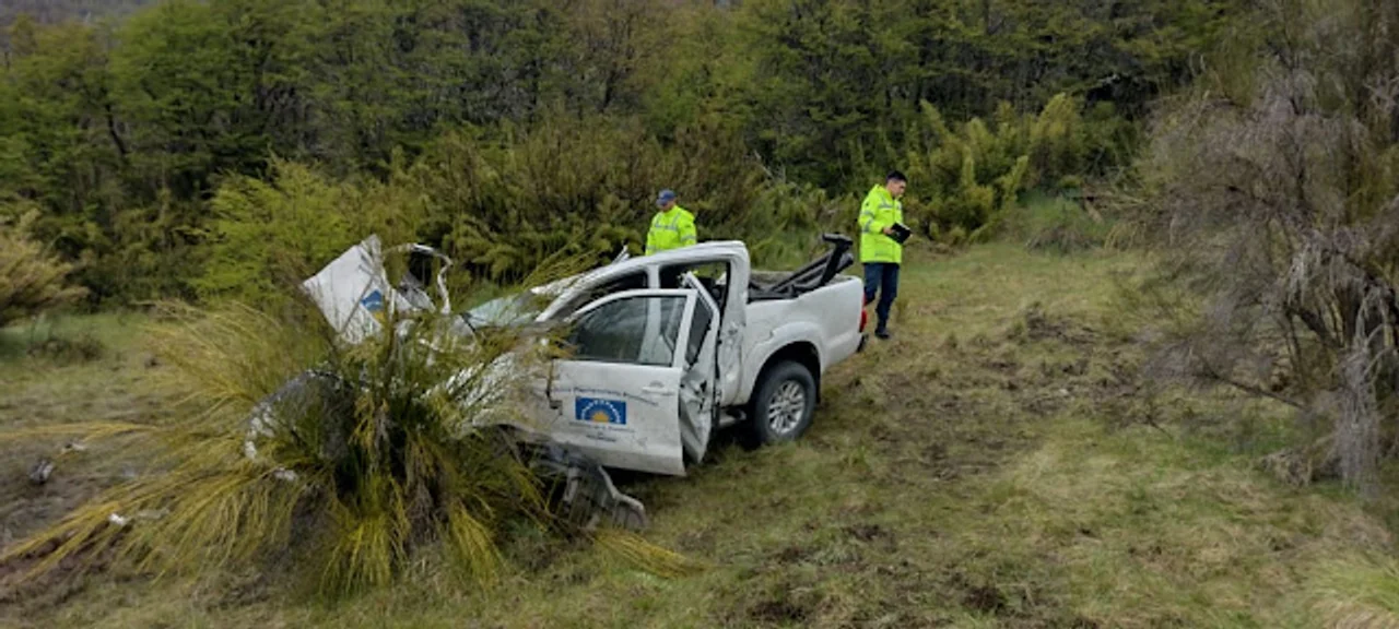 Las tres personas que viajaban en la camioneta del Servicio Penitenciario Federal sufrieron lesiones (Foto: El Seis TV Bariloche)