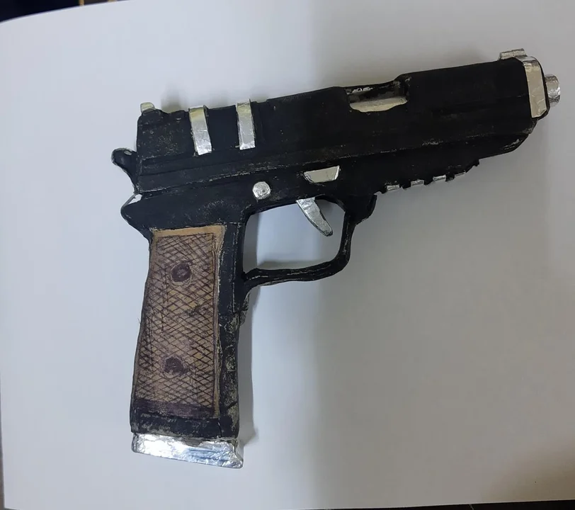 Presos creativos: Asisten a clases de arte y confeccionaron un arma de fuego con cartón
