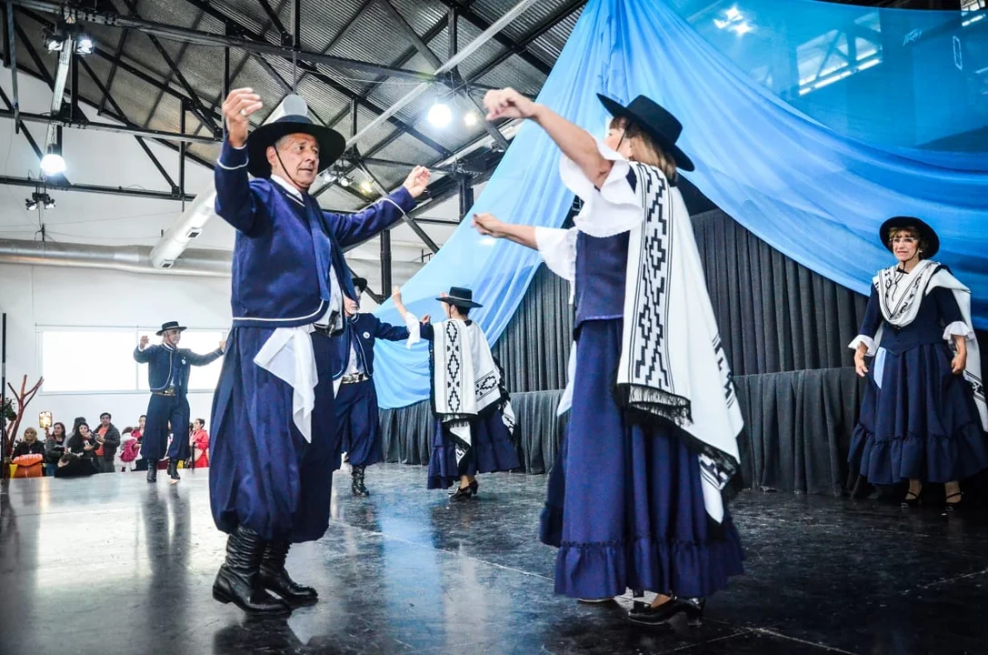 Comodoro celebra el Día de la Tradición con una multitudinaria coreografía en calle 9 de Julio