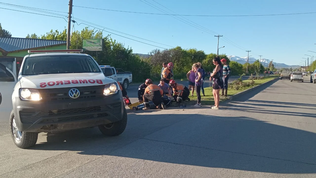 Choque entre un vehículo y una moto deja a conductora lesionada en Trevelin