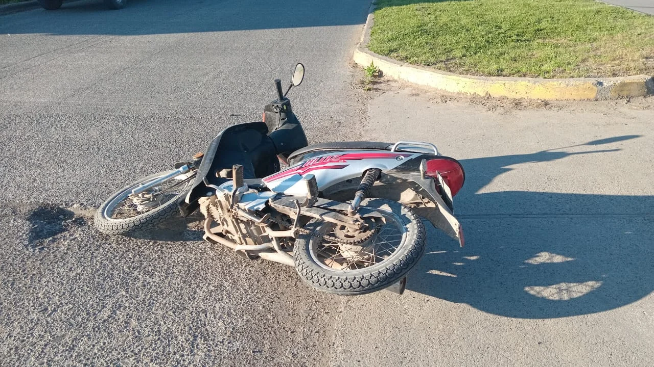 Choque entre un vehículo y una moto deja a conductora lesionada en Trevelin