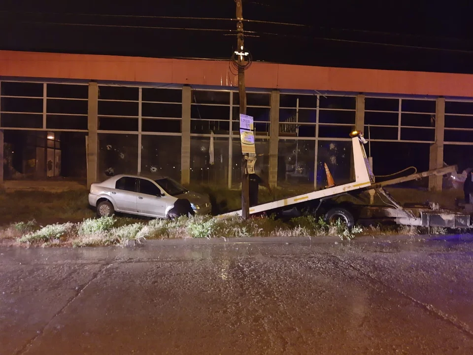 Chocó y dejó el auto abandonado, pero se olvidó la billetera con la documentación