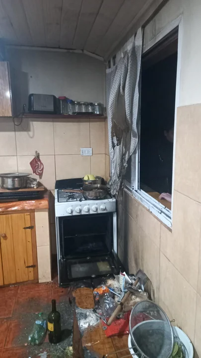 Estaba cocinando, las llamas alcanzaron una cortina y casi provocó un incendio
