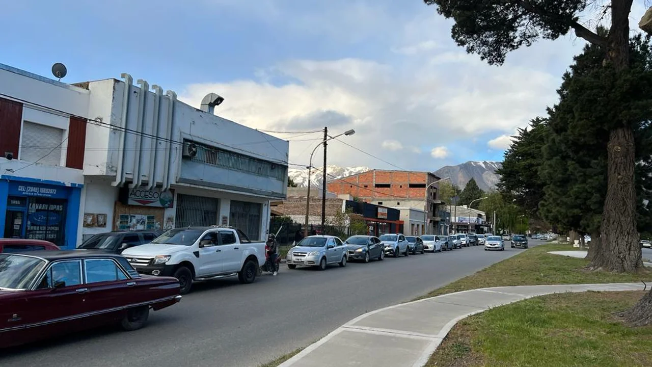 Volvieron las largas filas para cargar combustible en Esquel