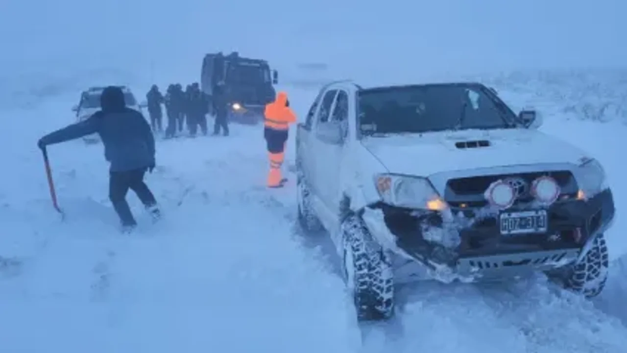 Rescataron varias personas atrapadas por el viento blanco y la nieve en Neuquén