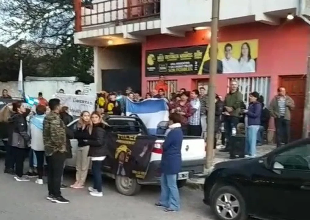 Festejos de La Libertad Avanza en Esquel por el triunfo de Milei
