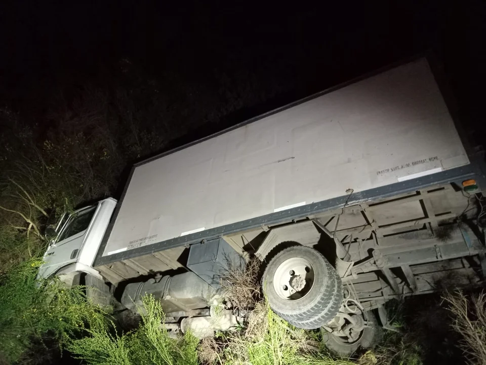 Un camión que transporta alimentos volcó en la Ruta 40, cerca de El Bolsón