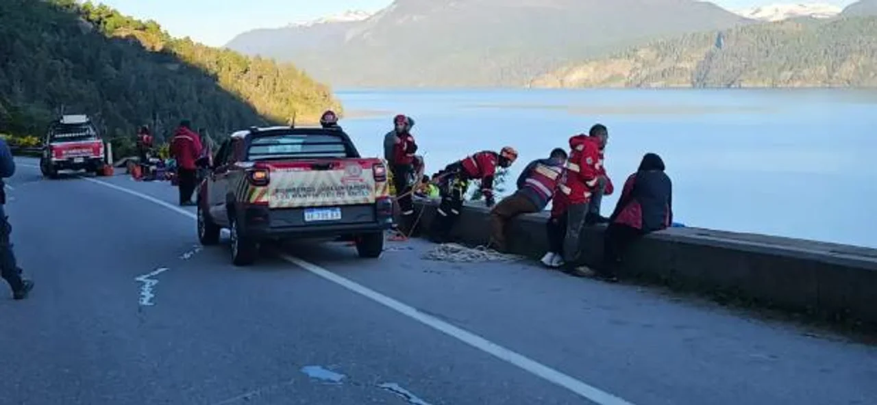 Un hombre murió tras caer con su auto al lago Lácar (Fotos: Realidad sanmartinense)