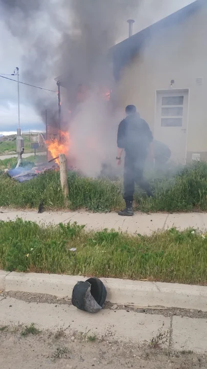 Se incendió una casa en Chubut y una familia logró salvarse escapando por la ventana