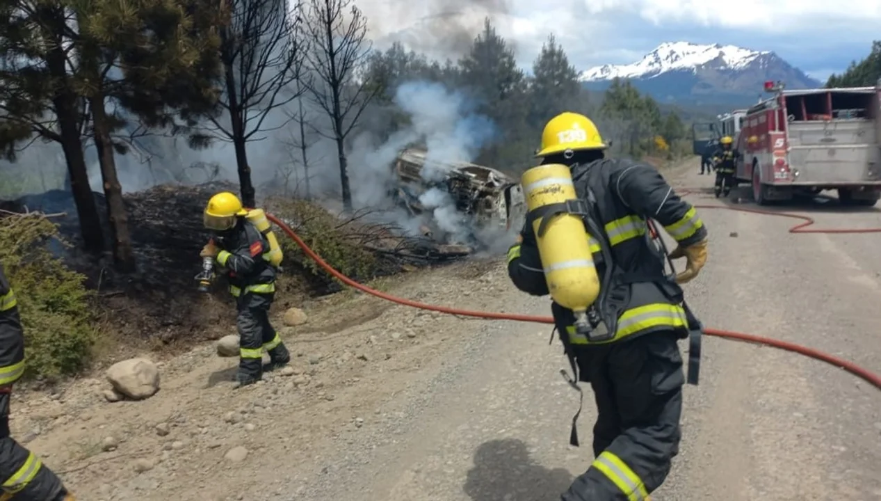 Un automóvil que viajaba desde Chile despistó, volcó y se incendió
