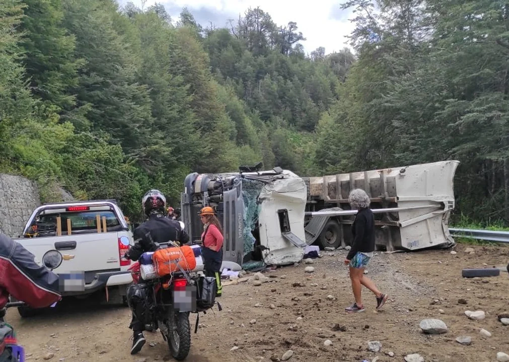 Volcó un camión en la Ruta 40 y el conductor fue aplastado por la cabina (Foto: InfoChucao)