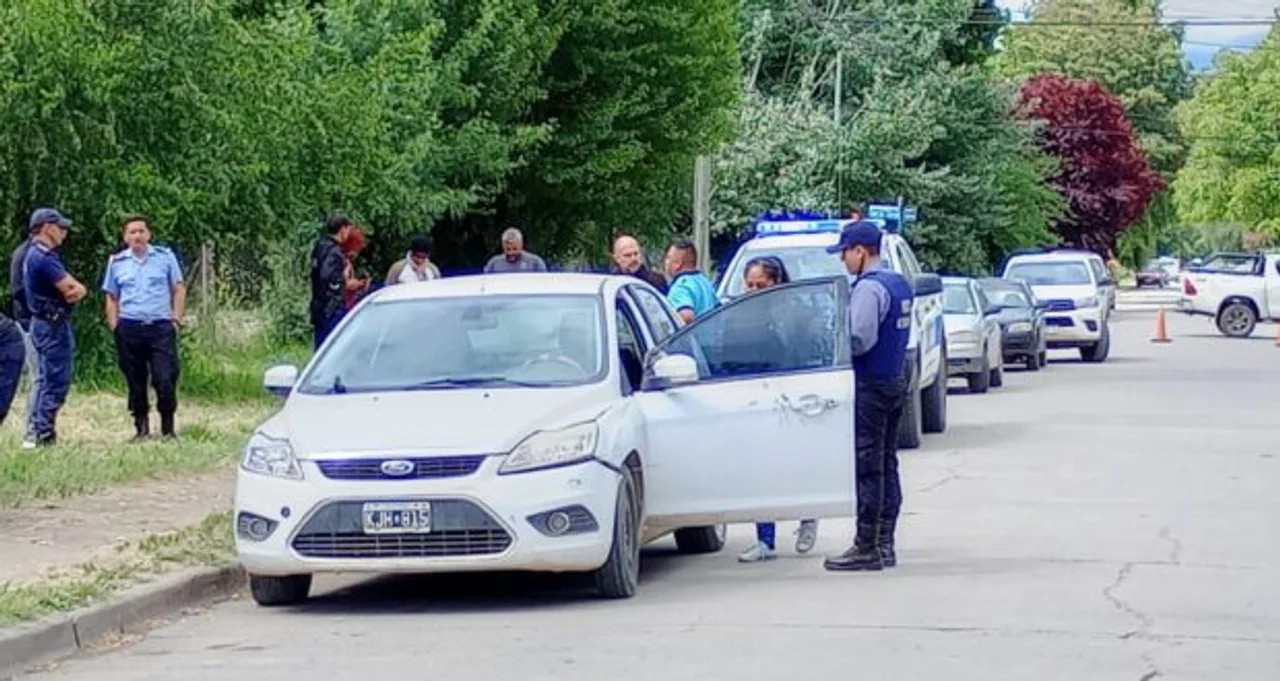 Detienen a pareja que robó con el uso de inhibidores en el estacionamiento de un supermercado (Foto: Noticias de la Comarca)