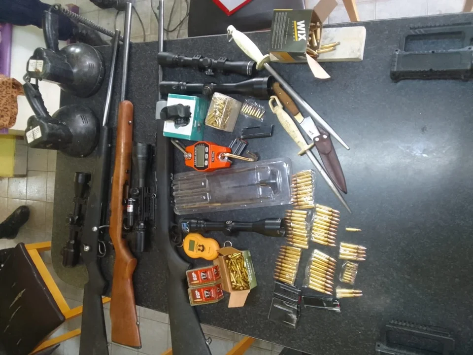 Secuestran armas y municiones en allanamiento por caza ilegal y venta clandestina de carne