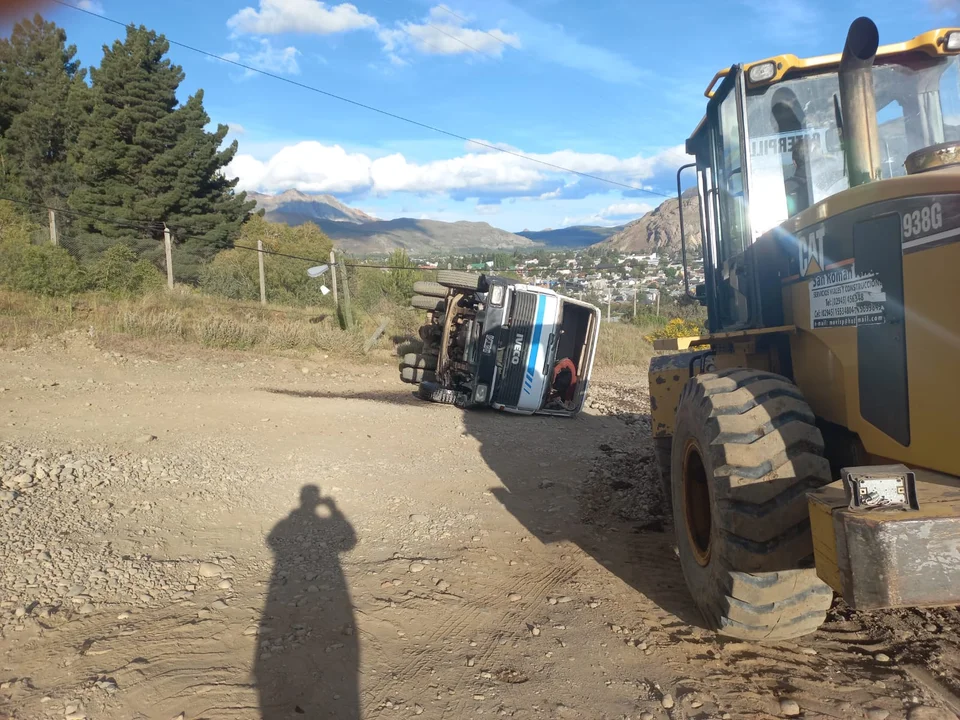 Accidente en Esquel: camión quedó volcado en calles Molinari y Evans