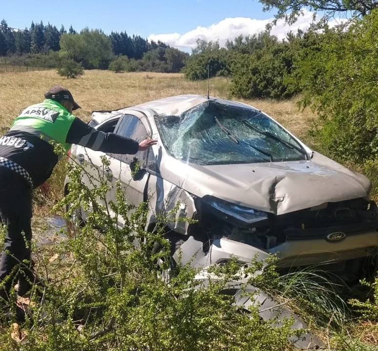 Perdió el control del auto a causa del viento y volcó en la ruta 40
