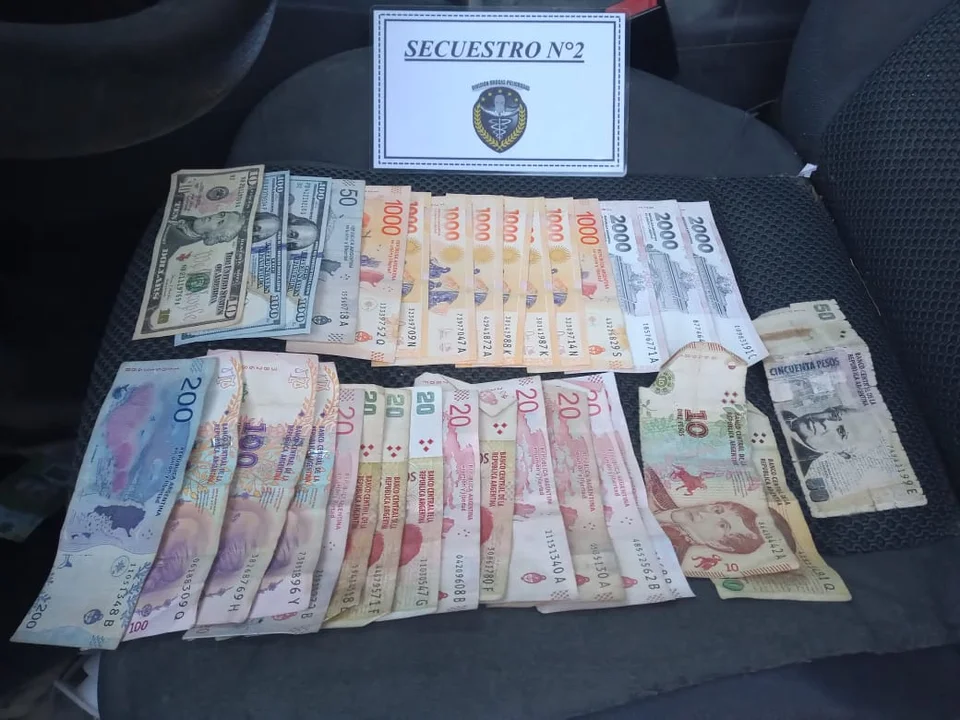 La policía secuestró una importante de dinero en moneda nacional, pesos chilenos y dólares.