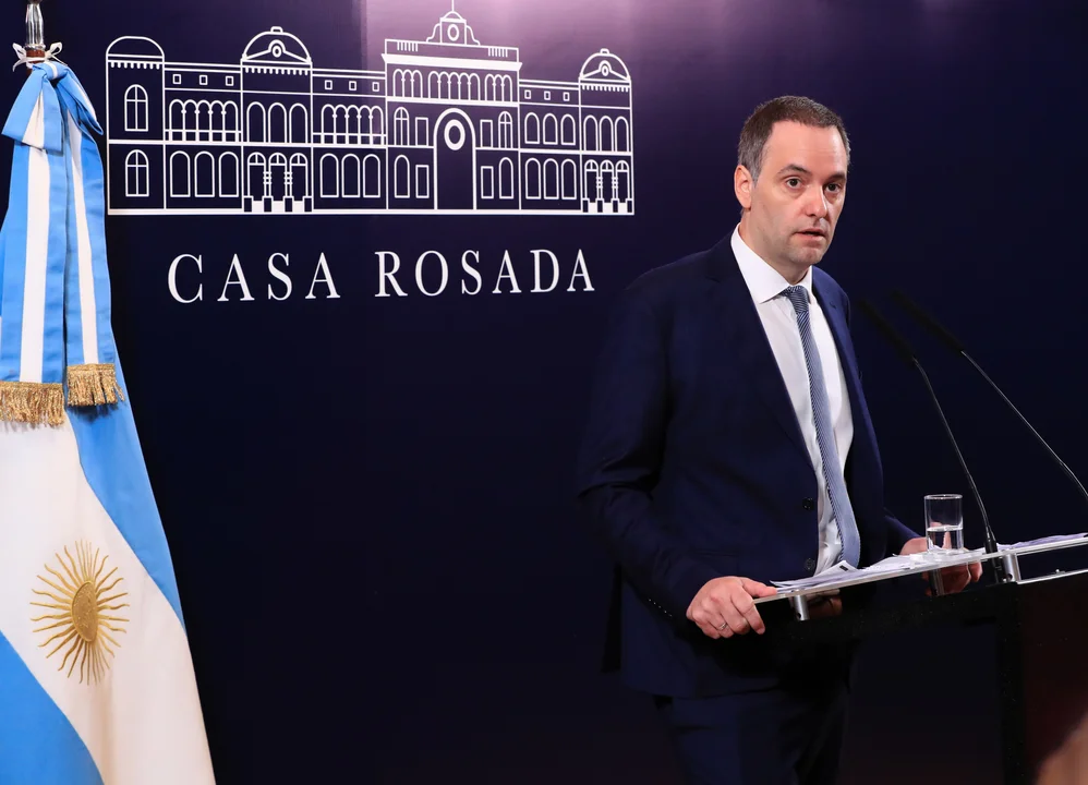 Anunciadas las medidas económicas por el Vocero Presidencial Adorni: recorte fiscal y censo de empleados estatales