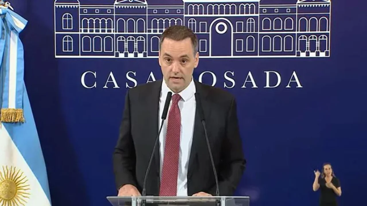 El Gobierno revisará los nombramientos del último año y suspendió la pauta oficial a medios