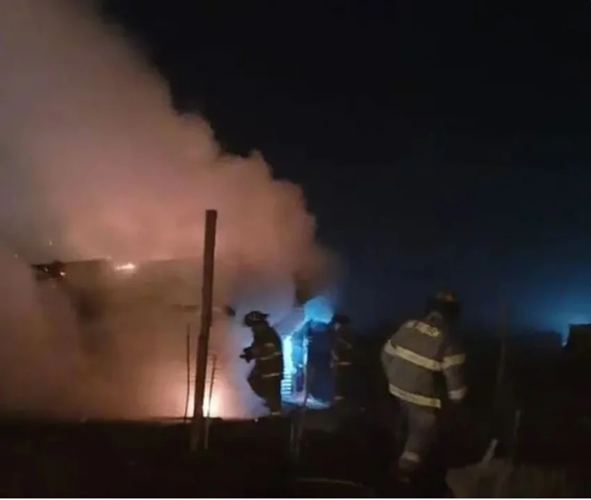 Rescataron a una mujer y sus cinco hijos tras incendiarse la casa